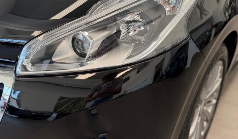 
								Peugeot 208 completo									