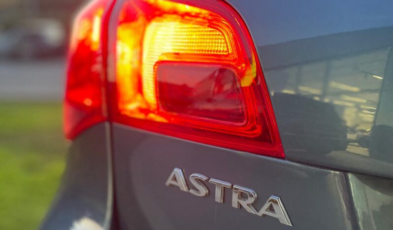
								Opel Astra completo									